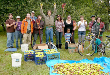Un equipo de recolección de frutas de Portland con su cosecha.