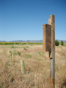 Los bloques de madera perforados ofrecen oportunidades de anidación para muchas abejas nativas