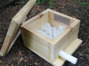Caja nido de abejorros que muestra la construcción