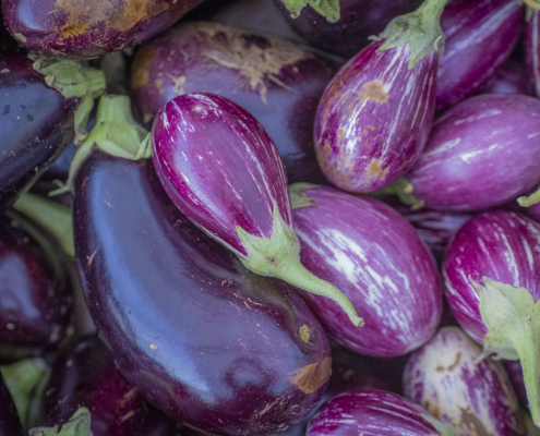 pile of two different types of purple eggplants