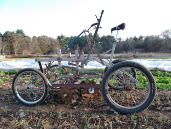 El Culticycle, un tractor a pedales de código abierto para el cultivo y la siembra, construido a partir de tractores de césped, ATV y piezas de bicicletas fácilmente disponibles. 