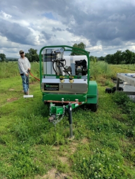 Un dispositivo de deshierbe a vapor en la granja de arándanos de Arkansas de Megan y Matt (en la foto) Varoz.